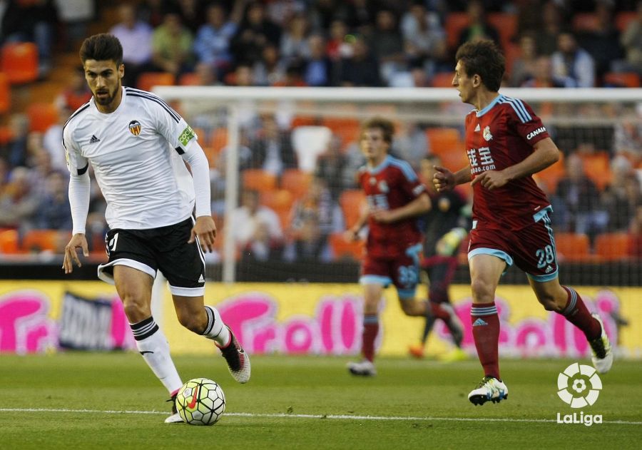 descubre la historia de los enfrentamientos entre el valencia c.f. y la real sociedad: partidos memorables, estadísticas y momentos inolvidables en laliga.